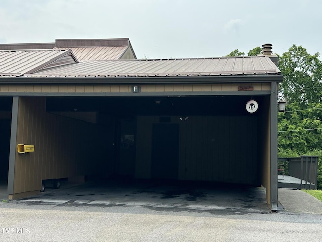 516 Fleetwood Ct Unit F, Kingsport, TN 37660 - view of garage