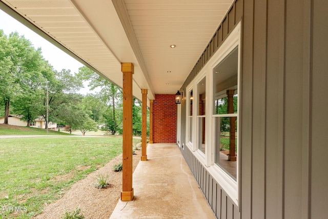 1236 Nassau Dr, Kingsport, TN 37660 - covered porch with a yard