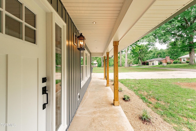 1236 Nassau Dr, Kingsport, TN 37660 - porch featuring a lawn