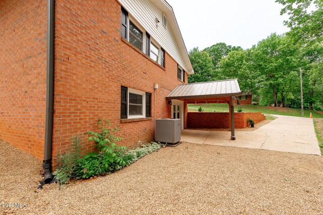 1236 Nassau Dr, Kingsport, TN 37660 - view of side of home with central AC unit and brick siding