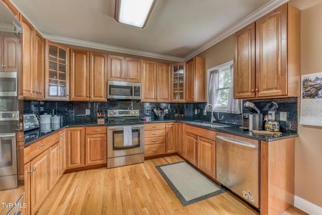 220 Michaels Ridge Blvd, Johnson City, TN 37615 - kitchen with appliances with stainless steel finishes, a sink, light wood-style floors, backsplash, and brown cabinets