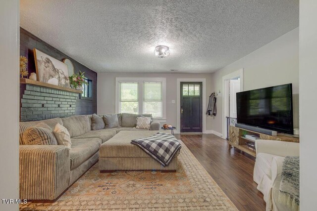 3901 Rocky Hill Ln, Kingsport, TN 37660 - living room featuring wood finished floors, a textured ceiling, and baseboards