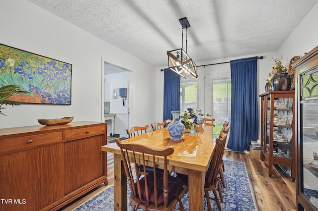 5009 Surrey Dr, Kingsport, TN 37664 - dining area featuring light wood-style flooring, a textured ceiling, and a chandelier