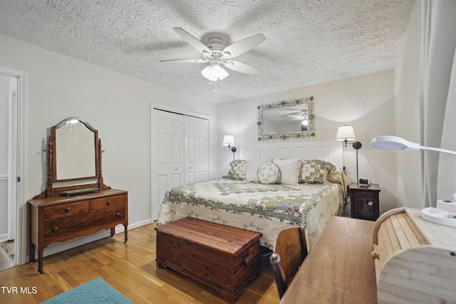 5009 Surrey Dr, Kingsport, TN 37664 - bedroom featuring wood finished floors, a closet, a textured ceiling, ceiling fan, and baseboards