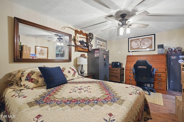 5009 Surrey Dr, Kingsport, TN 37664 - bedroom with wood finished floors, a desk, a ceiling fan, and a textured ceiling