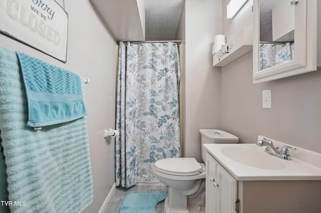 5009 Surrey Dr, Kingsport, TN 37664 - bathroom with toilet, vanity, a shower with shower curtain, and a textured ceiling