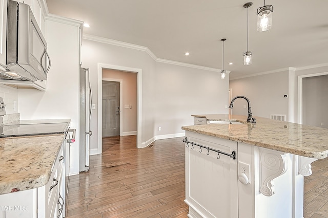 1030 Savin Fls, Gray, TN 37615 - kitchen with stainless steel appliances, a sink, baseboards, crown molding, and light wood-style flooring