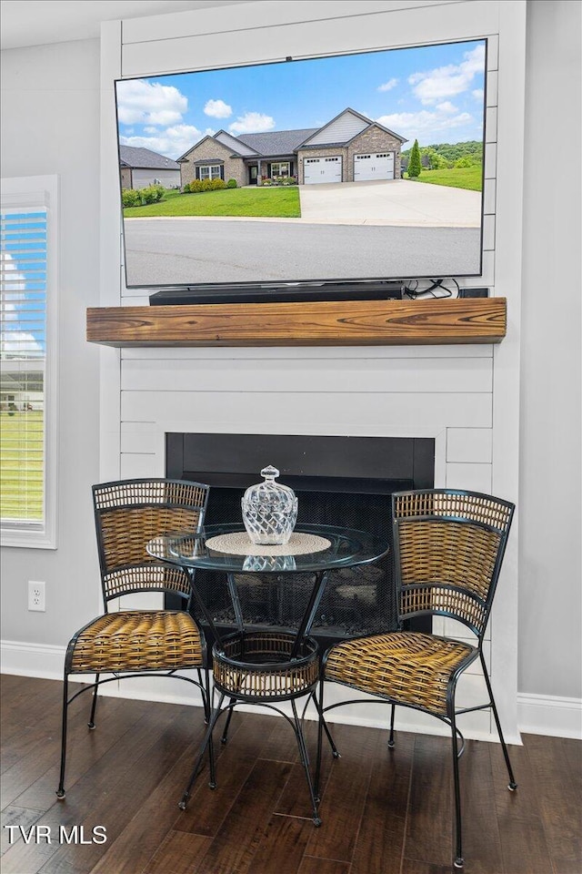 3321 Cottage Green Ct, Kingsport, TN 37664 - sitting room with baseboards and wood finished floors