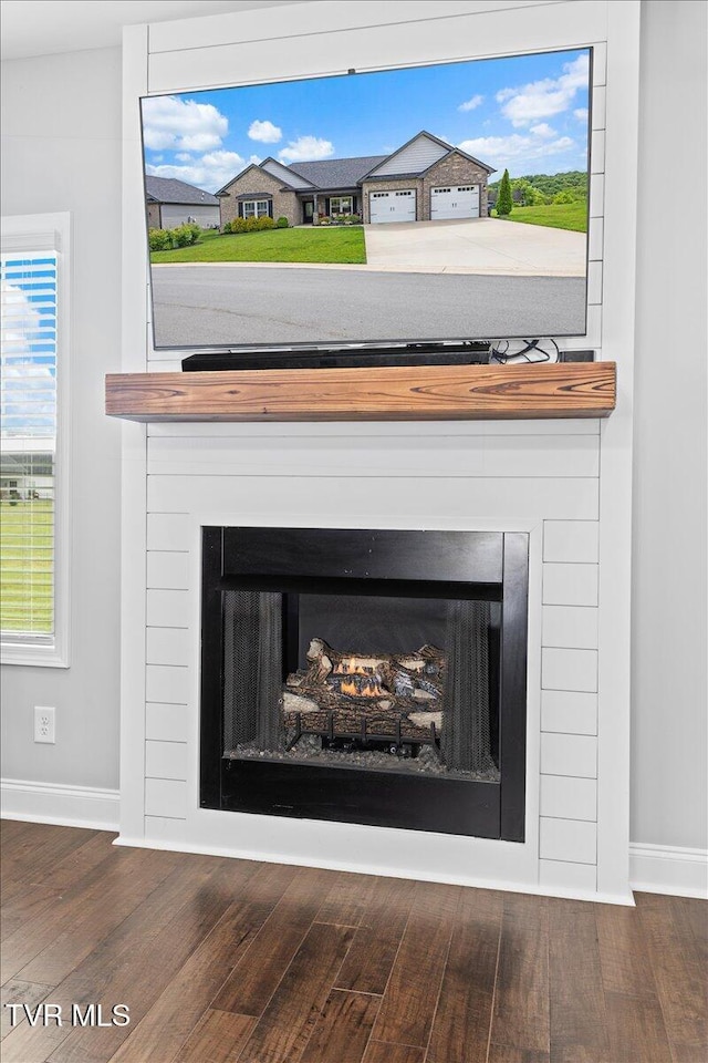 3321 Cottage Green Ct, Kingsport, TN 37664 - detailed view of a lit fireplace, baseboards, and wood finished floors