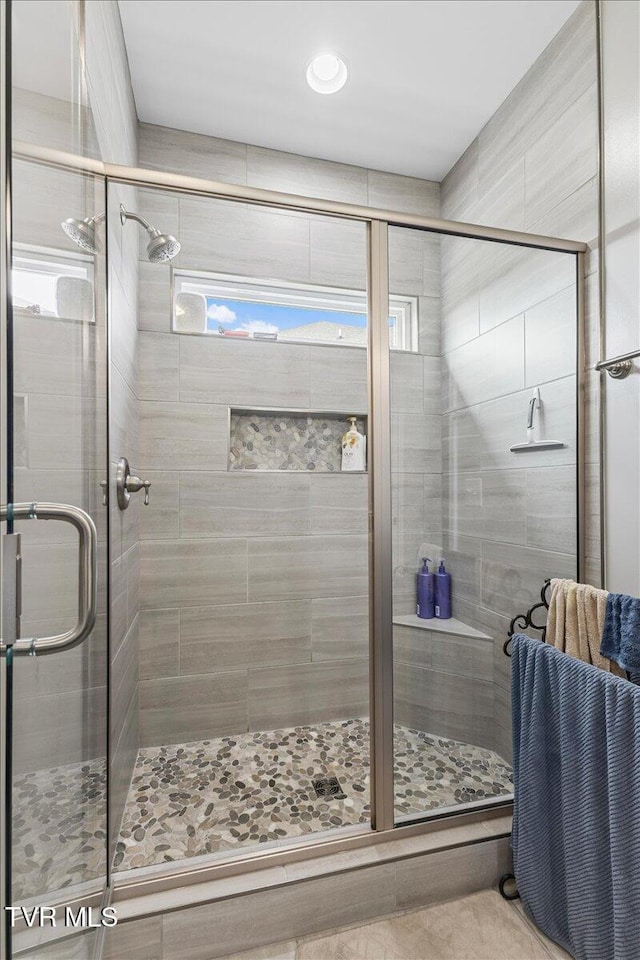 3321 Cottage Green Ct, Kingsport, TN 37664 - full bath featuring a shower stall
