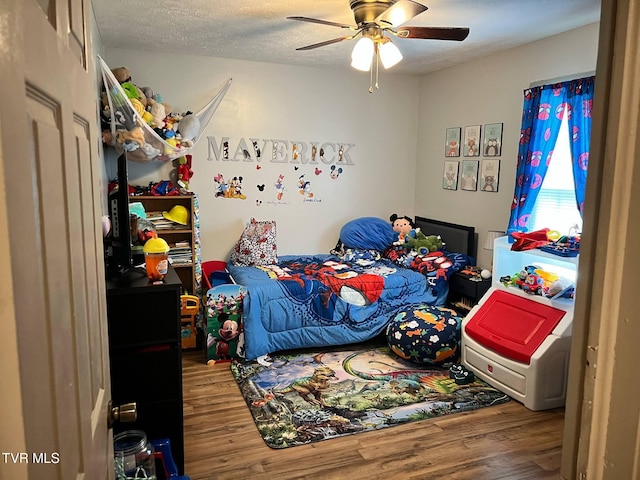 326 Park Ave, Appalachia, VA 24216 - bedroom with wood finished floors, ceiling fan, and a textured ceiling