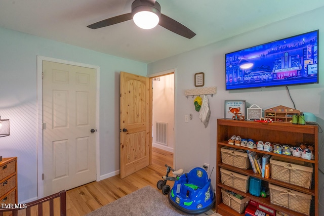 1318 E Lakeview Dr, Johnson City, TN 37601 - rec room featuring wood finished floors, ceiling fan, and baseboards