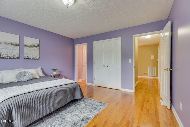 516 Bowmantown Rd, Telford, TN 37690 - bedroom featuring light wood-type flooring, a textured ceiling, baseboards, and a closet