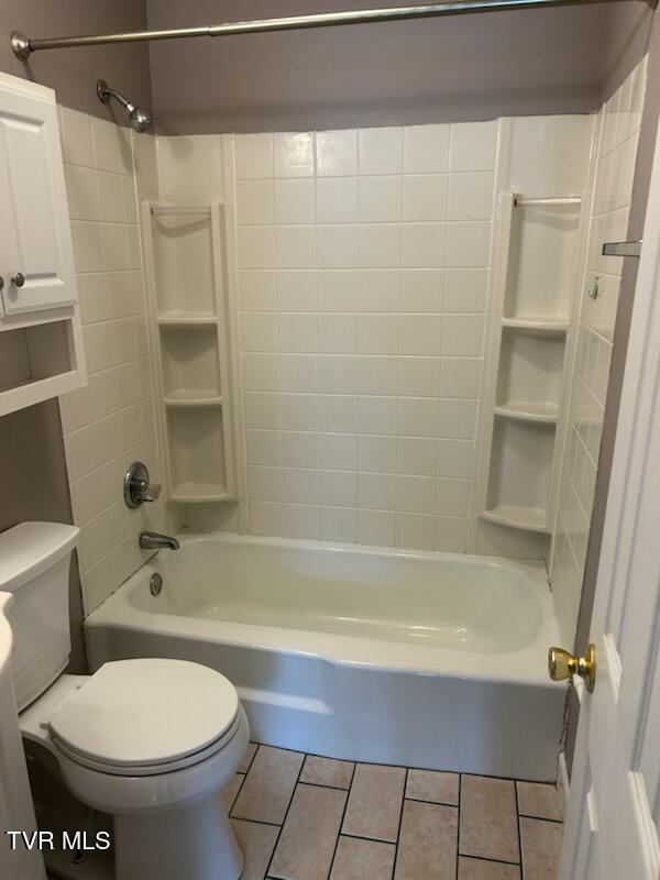 1657 Redwood Dr, Kingsport, TN 37664 - full bath featuring toilet, tile patterned flooring, and shower / bath combination