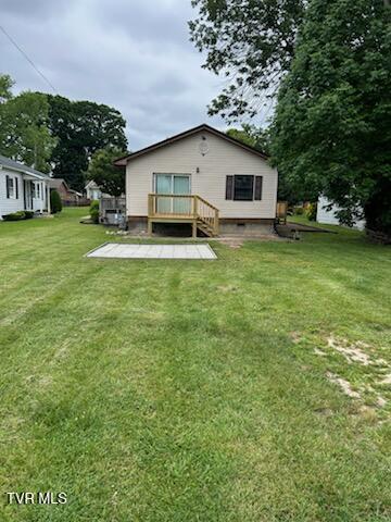 1657 Redwood Dr, Kingsport, TN 37664 - back of house with a lawn