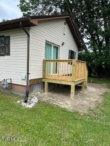 1657 Redwood Dr, Kingsport, TN 37664 - back of property with a wooden deck and a yard