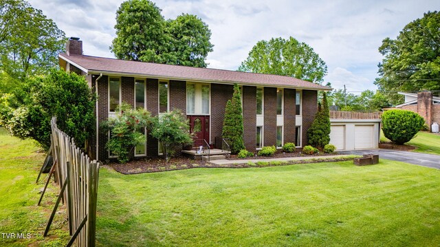 206 Windmere Pl, Kingsport, TN 37663 - raised ranch featuring a chimney, brick siding, a front lawn, and driveway