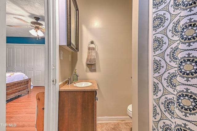 481 Pleasant Hill Rd, Blountville, TN 37617 - bathroom with vanity, toilet, a ceiling fan, baseboards, and a textured ceiling