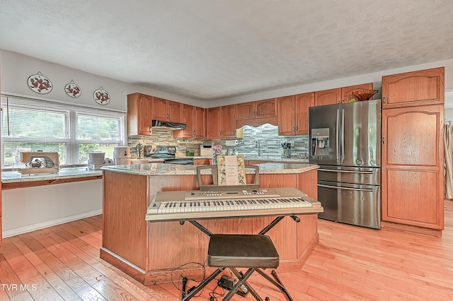 481 Pleasant Hill Rd, Blountville, TN 37617 - kitchen with stainless steel fridge, electric range oven, under cabinet range hood, a sink, and a kitchen island