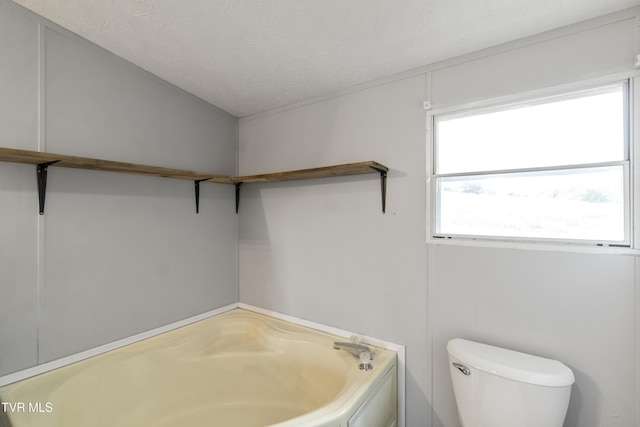 1830 Dover Rd, Morristown, TN 37813 - bathroom featuring a garden tub, toilet, and a textured ceiling