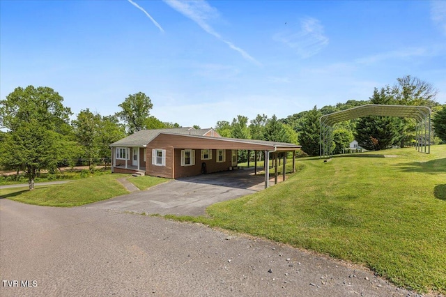 105 Meredith Dr, Elizabethton, TN 37643 - view of front facade featuring driveway and a front lawn