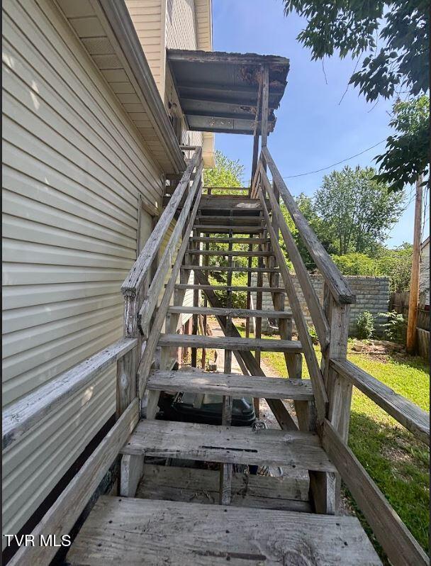 501 Moore St, Bristol, VA 24201 - view of stairs