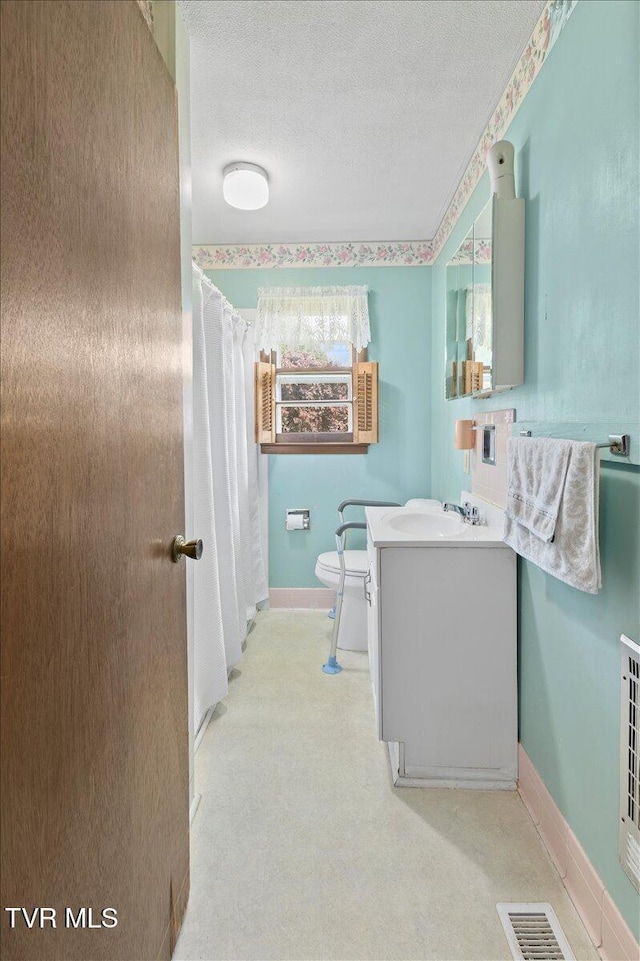 313 Peach Blossom Ct, Johnson City, TN 37604 - bathroom with vanity, a textured ceiling, toilet, baseboards, and a shower with curtain