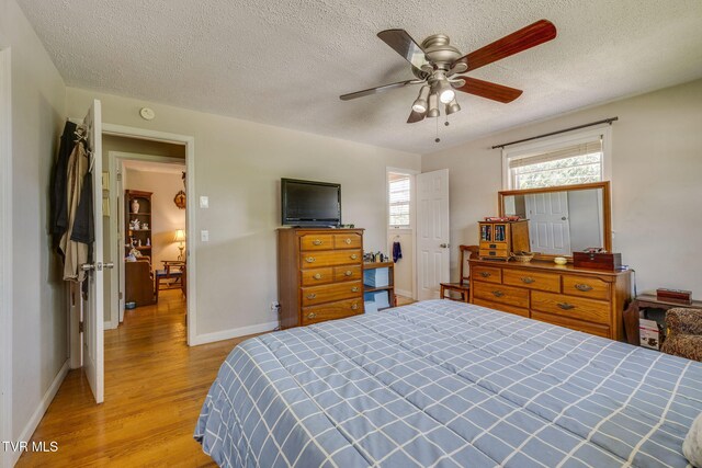 2228 Bruce St, Kingsport, TN 37664 - bedroom with light wood-style floors, a textured ceiling, baseboards, and ceiling fan
