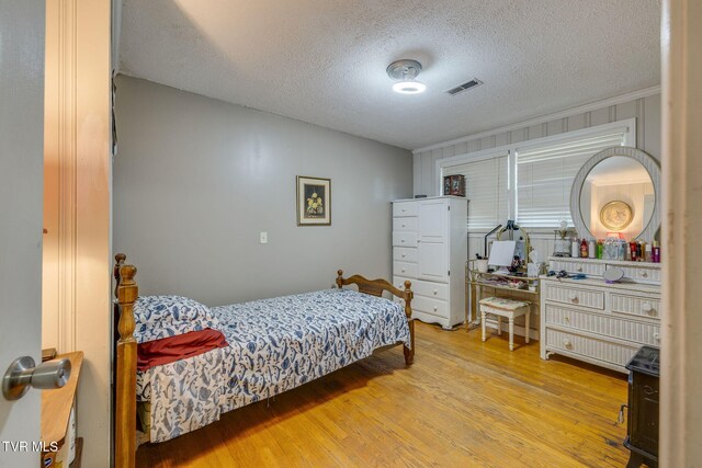 2228 Bruce St, Kingsport, TN 37664 - bedroom featuring light wood-type flooring and a textured ceiling