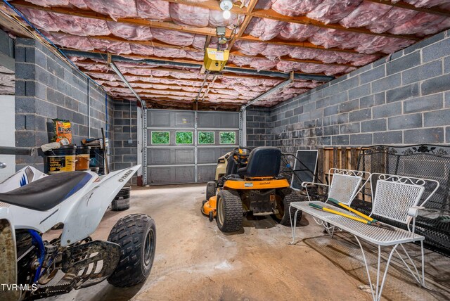 293 Miller Rd, Jonesborough, TN 37659 - garage featuring a garage door opener