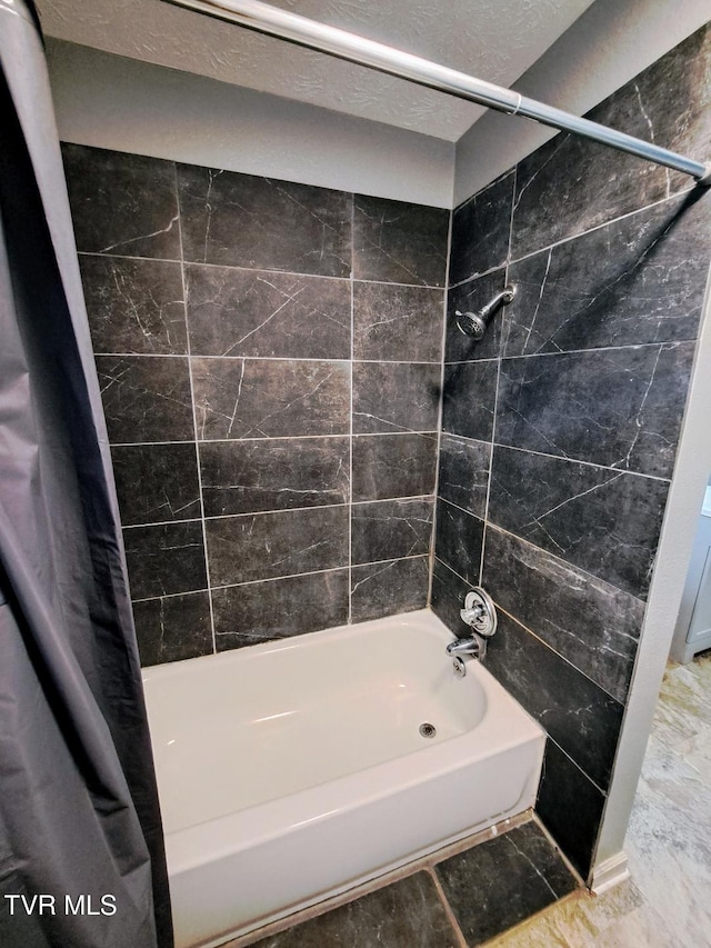 226 Heritage Hills Dr, Greeneville, TN 37745 - bathroom featuring shower / tub combo with curtain