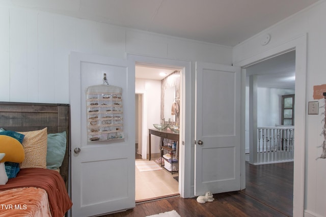 1416 E Cedar St, Bristol, TN 37620 - bedroom featuring dark wood finished floors