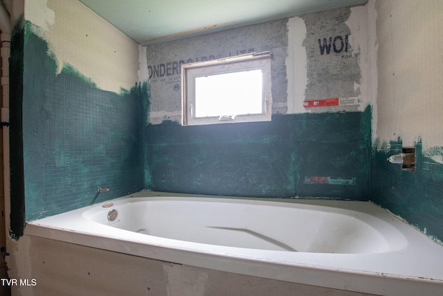 1416 E Cedar St, Bristol, TN 37620 - full bath featuring a garden tub