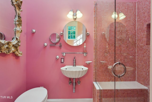 133 Knob Creek Dock Rd, Johnson City, TN 37601 - bathroom with toilet, a tile shower, a sink, and baseboards