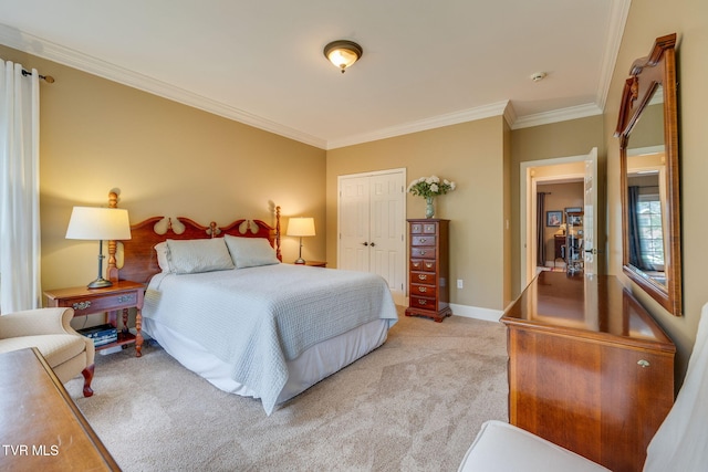 117 Quail Heights Ct, Kingsport, TN 37663 - bedroom featuring carpet, crown molding, a closet, and baseboards