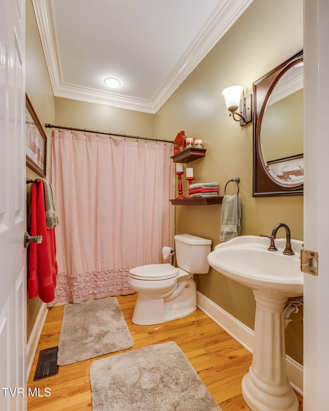 117 Quail Heights Ct, Kingsport, TN 37663 - bathroom featuring toilet, ornamental molding, wood finished floors, and a shower with curtain