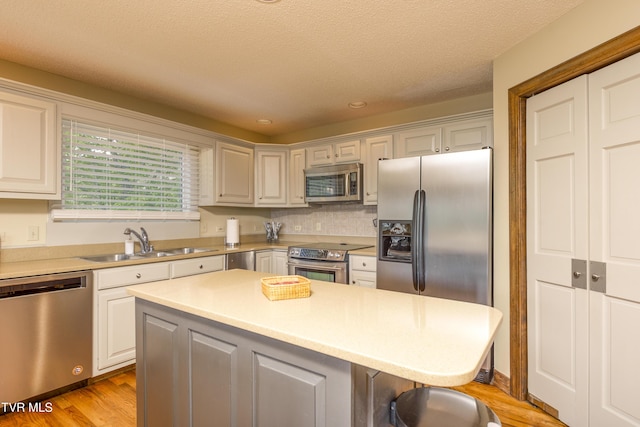14346 White Top Vw, Abingdon, VA 24210 - kitchen with stainless steel appliances, a sink, light wood-style flooring, light countertops, and recessed lighting