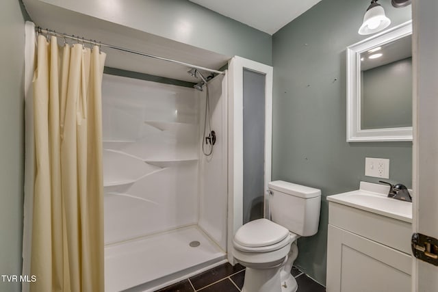 905 Kentucky Ave, Bristol, TN 37620 - full bath with tile patterned flooring, vanity, and a shower with shower curtain