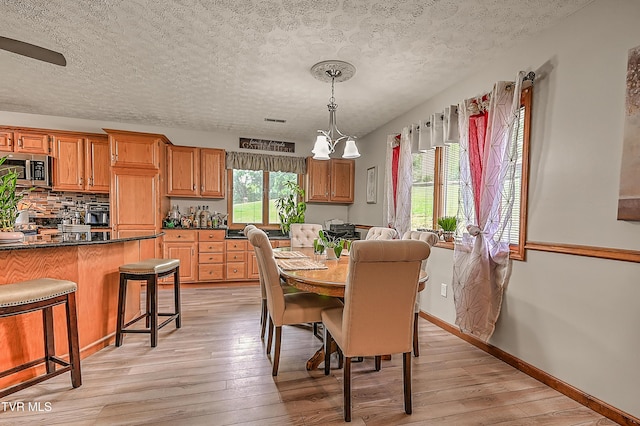 205 Live Oak Dr, Kingsport, TN 37660 - dining space featuring light wood-style floors, a textured ceiling, and baseboards