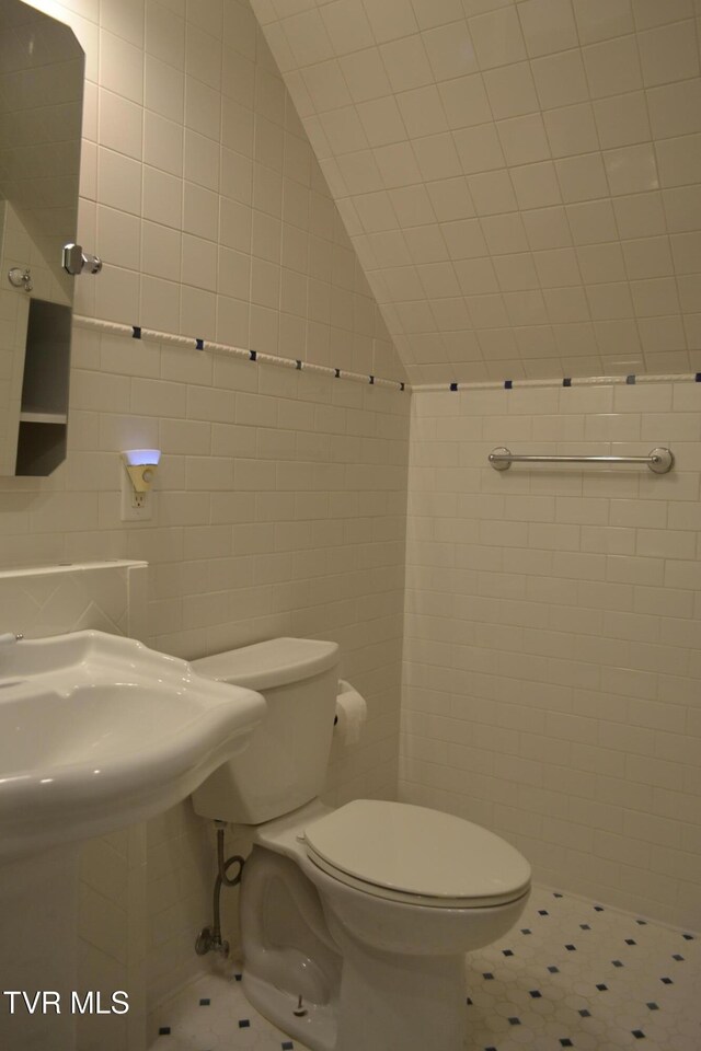 290 Kinchloe Mill Rd, Jonesborough, TN 37659 - half bath with tile walls and toilet