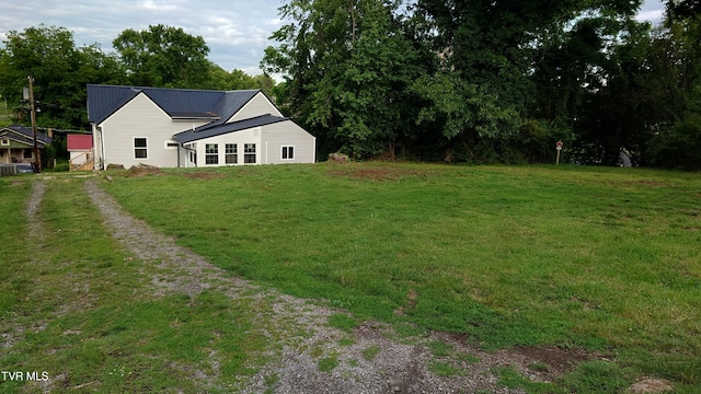616 6th St, Bristol, TN 37620 - view of grassy yard with driveway
