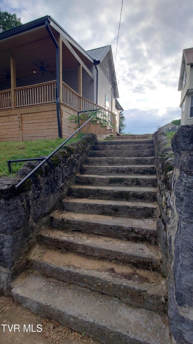 616 6th St, Bristol, TN 37620 - view of staircase