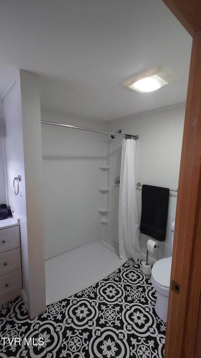 616 6th St, Bristol, TN 37620 - full bath with tiled shower and toilet