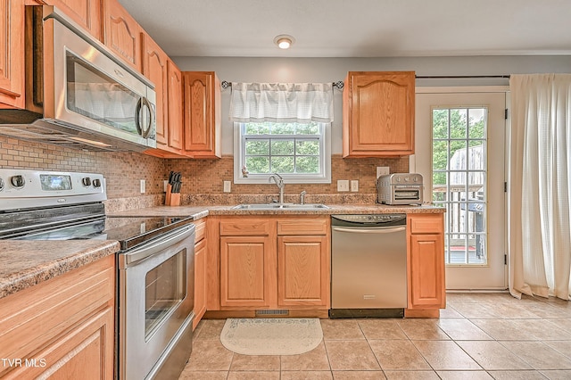 220 Amanda Ln Unit 2, Bristol, TN 37620 - kitchen with stainless steel appliances, a sink, plenty of natural light, and backsplash