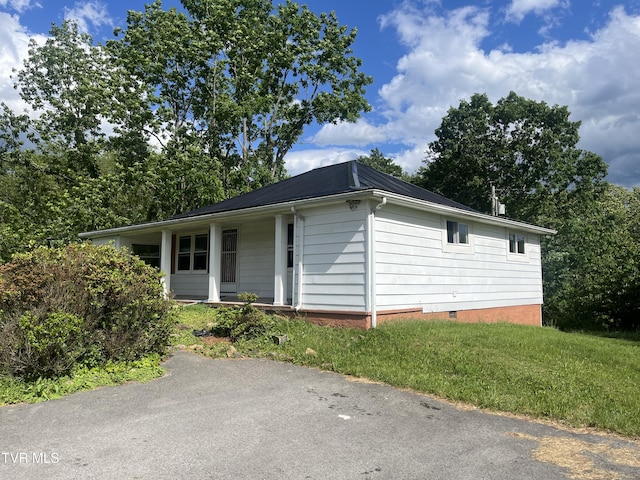 11352 Frederick Rd, Coeburn, VA 24230 - ranch-style home featuring crawl space, metal roof, a porch, and a front lawn