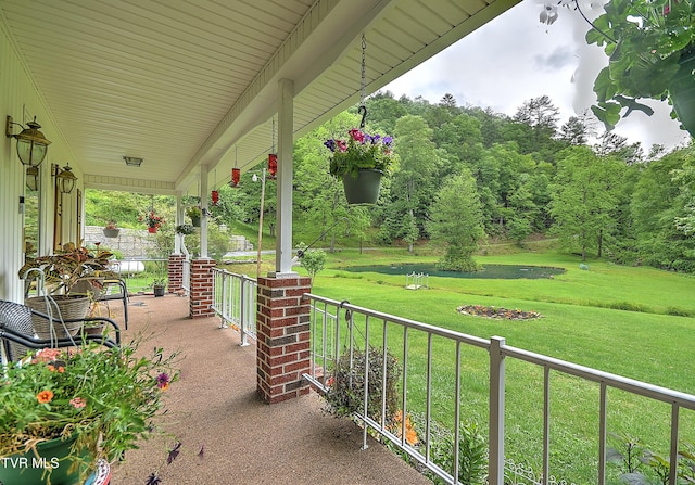 24483 Cave Creek Rd, Abingdon, VA 24211 - porch featuring a yard