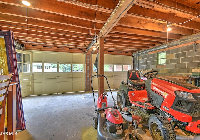 24483 Cave Creek Rd, Abingdon, VA 24211 - view of garage