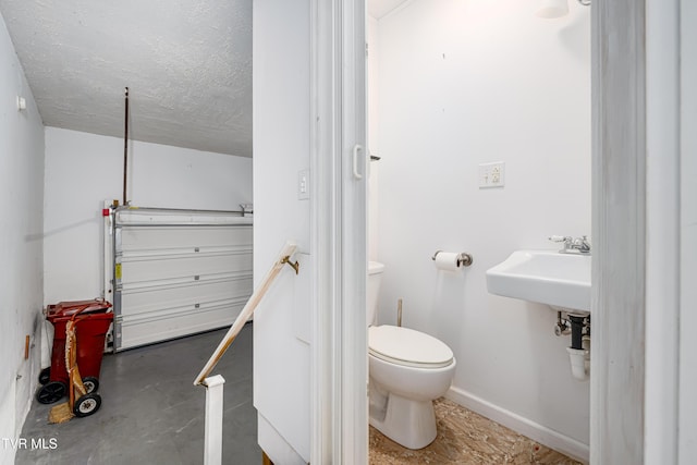 4006 Navaho Dr, Johnson City, TN 37604 - bathroom with toilet, a textured ceiling, and baseboards