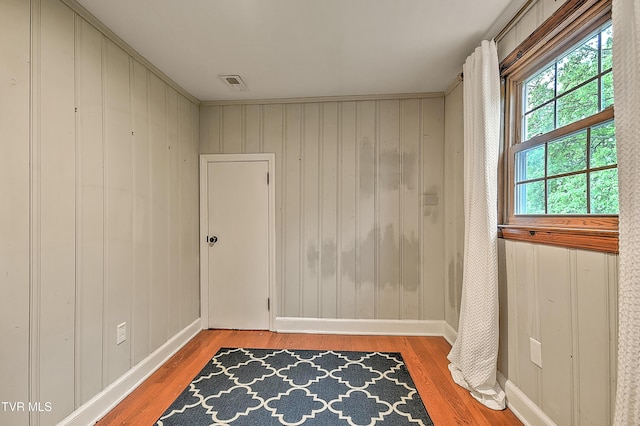 1449 Warpath Dr, Kingsport, TN 37664 - unfurnished room featuring wood finished floors and baseboards