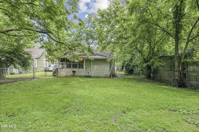 115 W Poplar St, Johnson City, TN 37604 - view of yard featuring a sunroom and a gate